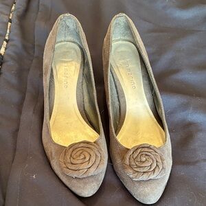 Ann Marino grey Suede pump with Rosette